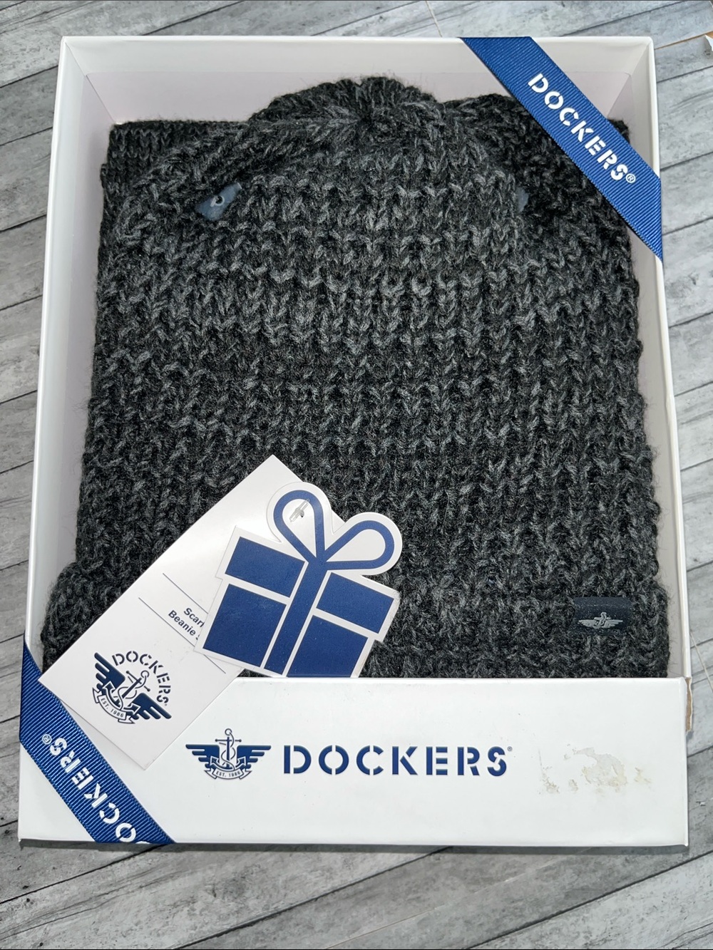 Dockers Men's Dark Gray Ribbed Knit Beanie and Scarf